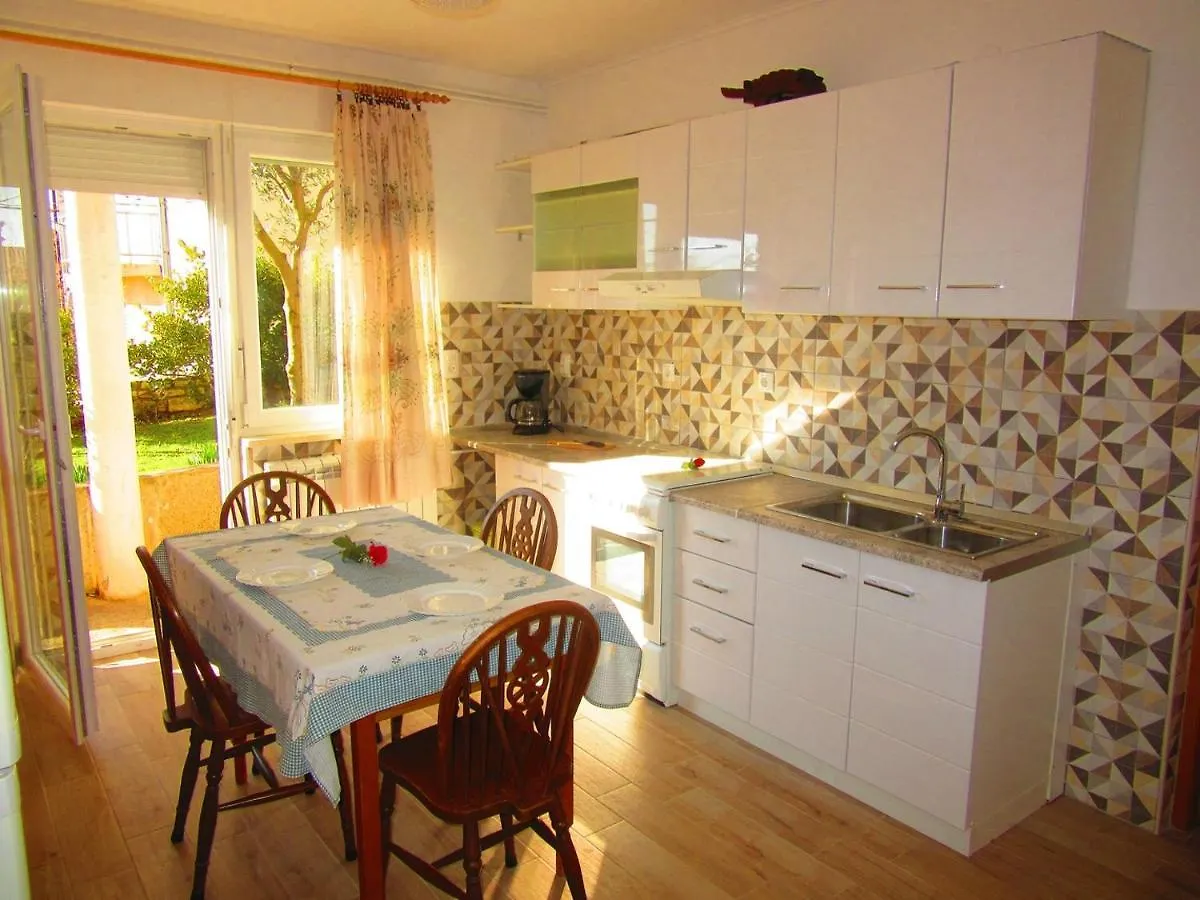 Apartments Jaksa 181 Pula 3*,